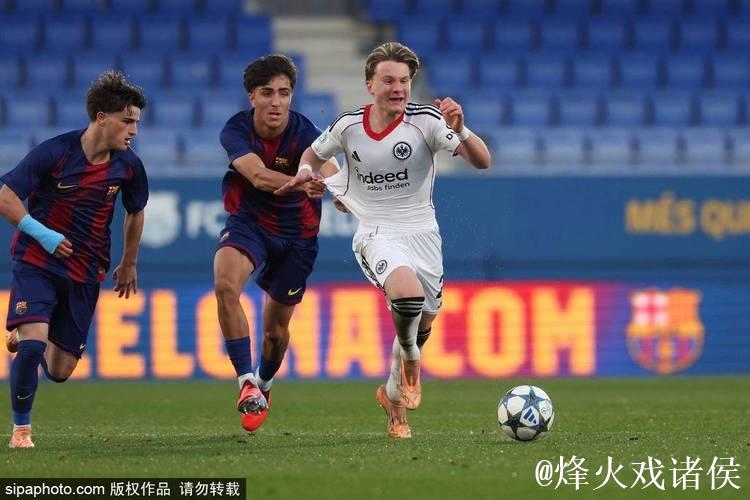 波兰17岁边锋皮图谢夫斯基获关注：拜仁、波尔图等4队考察，巴萨亦在关注